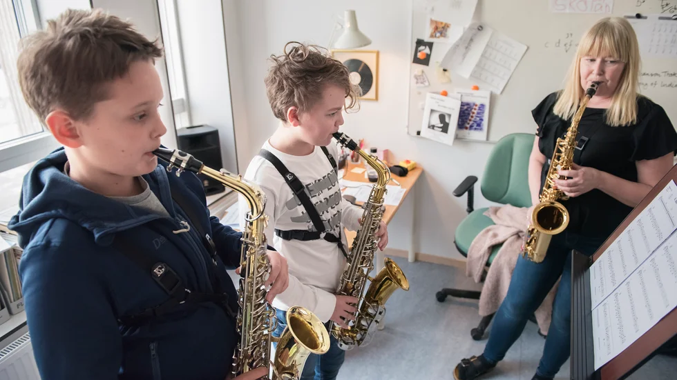 Kulturskolan hoppas nå ut till fler, och där gör det statliga stödet skillnad. På bilden, som är tagen i samband med ett GT-reportage från kulturskolan 2018, syns Axel Bjurström (elev), Leo-Alexander Bjerk Amundsen (elev) och Maria Nyberg Jobs (saxofonlärare)