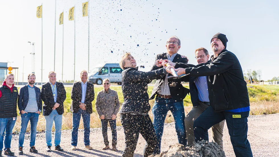 Kikki Liljeblad (S), Pontus Lindblom, näringslivsdirektör, Gunnar Cederberg, verksamhetschef vid kommunen, och Lennart Jansson, lagerarbetare, Rusta, tar första spadtaget.