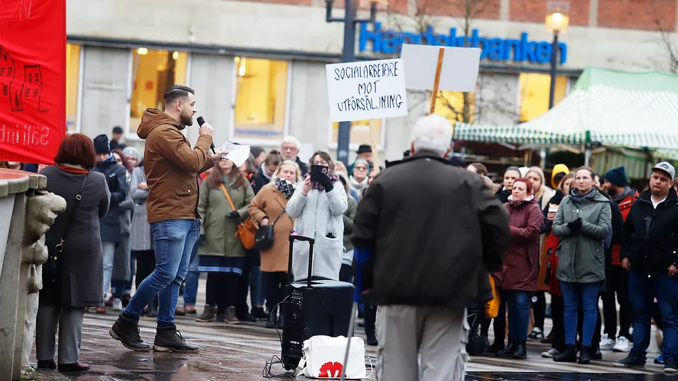Familjebehandlaren Robin Larsson var en av flera talare som riktade skarp kritik mot kommunens sparkrav.