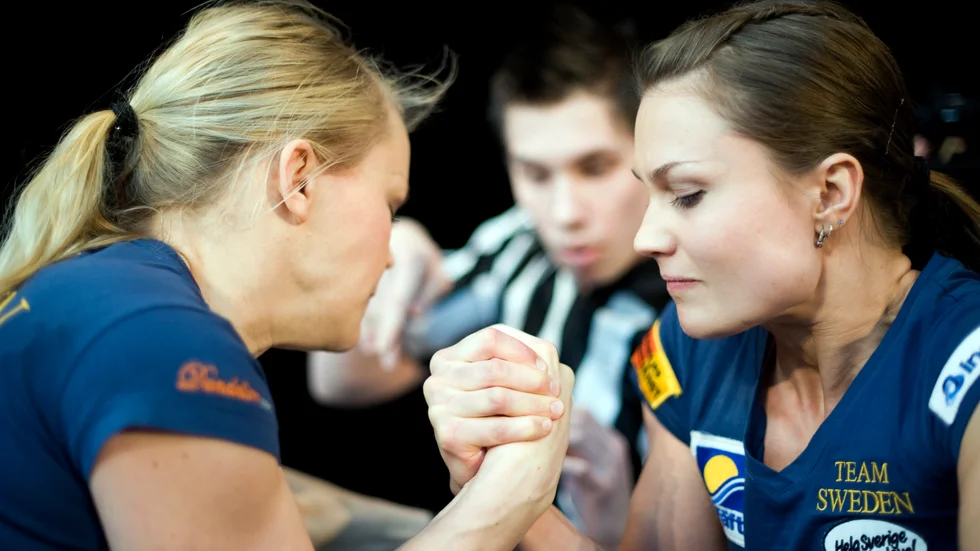 Minoritetsstyret ger dubbla budskap kring frågan om alternativ till spårväg, skriver Matts Ytterström och Mattias Lag