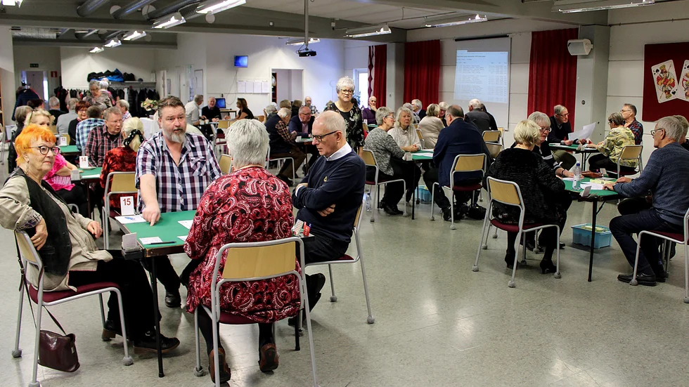 74 personer, fördelat på 37 par deltog i årets upplaga av "Damernas".