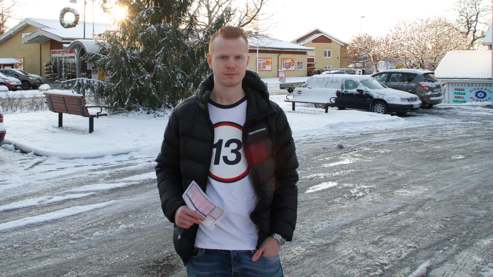 Alexander Johansson är lagkapten för TigerSM som gått till final i tips-SM. Vi träffade fotbollsspelaren hemma i Stallarholmen. Tröjan kommer från en tidigare framgång inom tippandet.
