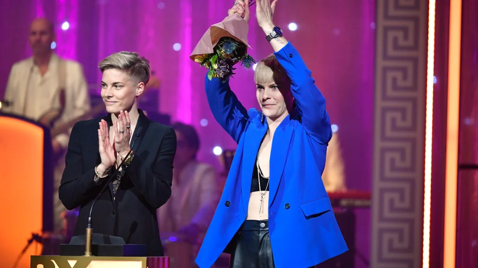 Lina Hurtig och Nilla Fischer tog emot pris på QX gaygala.