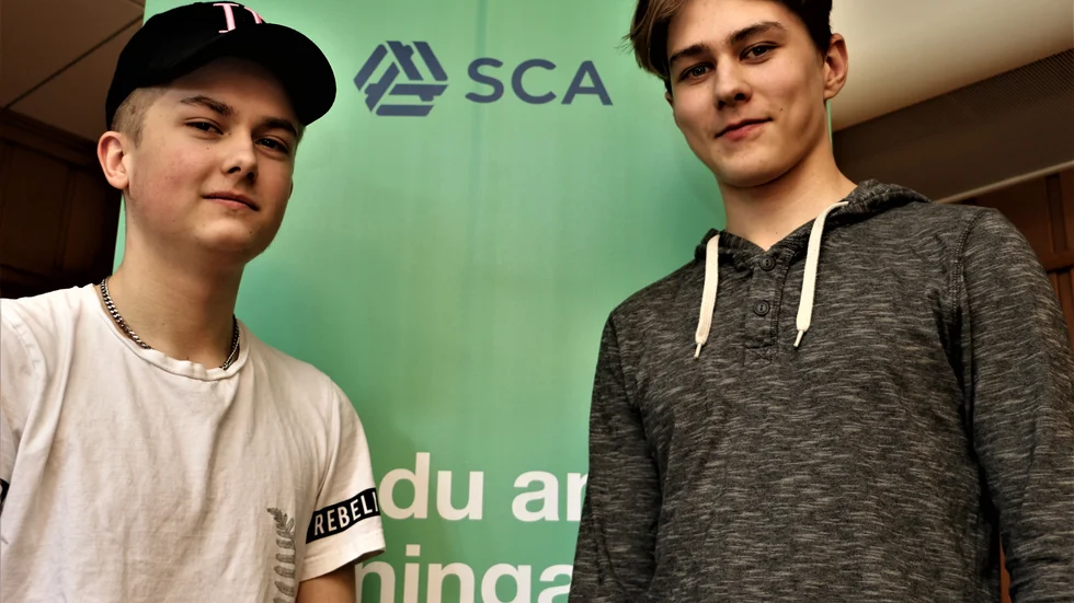 Simon Holmgren och Robin Johansson går programmet elautomation vid Strömbackaskolan och vill gärna sommarjobba vid SCA.