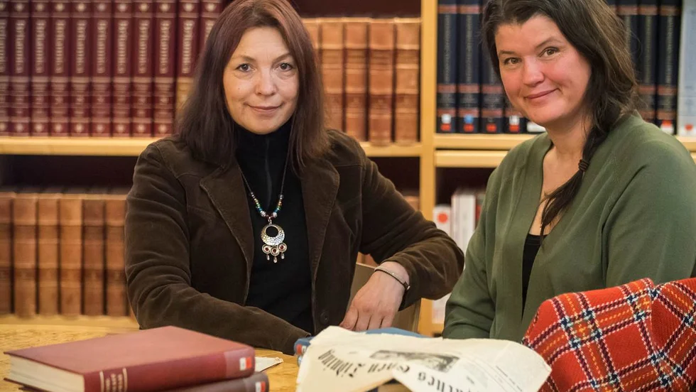 Victoria Harnesk och Åsa Lindstrand är författarduon bakom boken Samefolket - en samisk tidningshistoria.