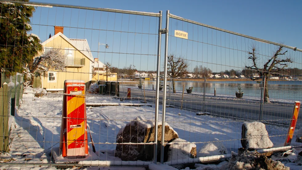 I mitten av förra veckan grävdes det för vatten och avlopp till tomterna som omgärdar den omstridda fastigheten Munken 12, något som fått flera Mariefredsbor att reagera. Bild från december 2019.