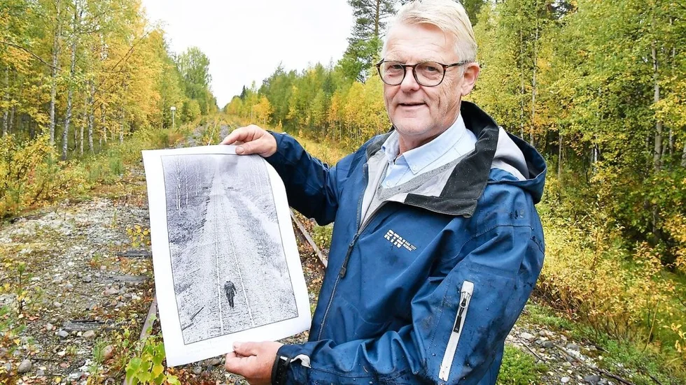 Initiativtagaren till testbanan Lars Åke Tjernström visar Leif Anderssons bild På Sara Lidman från 1983. Han står och hon går precis på hälften av den 21 kilometer långa sträcka som först planeras att ingå i testbanan.(Arkivbild) 