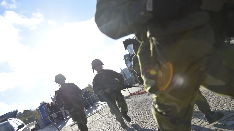 Militär personal bör kunna få utföra skydds- eller bevakningsuppgifter på polisens uppdrag vid extraordinära händelser, skriver Pål Jonson och  Alexandra Anstrell.