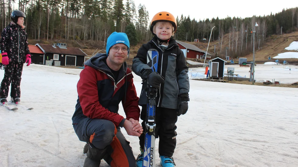 Far och son, Axel och Olle Carlsson är på plats vid skidskolan i Tolvmannabacken.