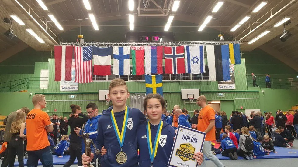 Algot Gamelius och Alice Gamelius tog båda guld i den nya stora brottartävlingen i Sundsvall.