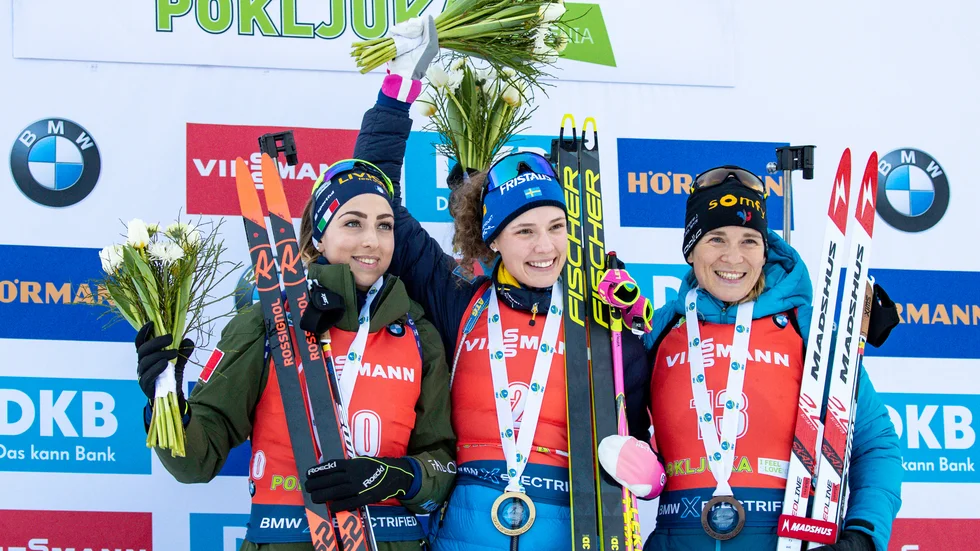 Prispallen med Lisa Vittozzi, Hanna Öberg och Anais Bescond.