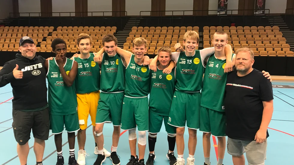Motala baskets vinnare jublar, både spelare och ledare, efter den dramatiska P16-finalen mot KFUM Linköping som avgjordes efter sudden death. 47-46 slutade matchen efter att Adam Elsehamn avgjort på straffkast.