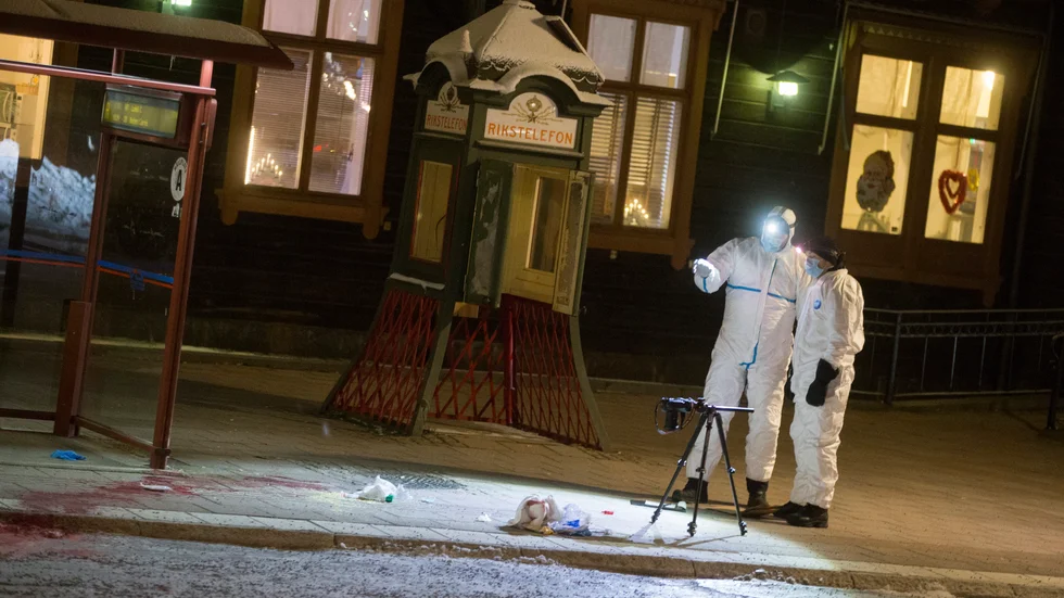 Mordplatsen undersöks av tekniker.