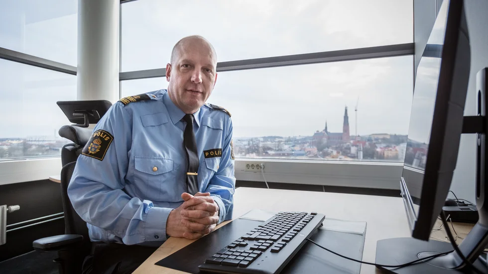 1 januari träder flera nya lagar i kraft. Poliskommissarie Jonas Eronen i Uppsala är positiv till den nya lagen som ger skärpt straff för attack mot blåljuspersonal. 