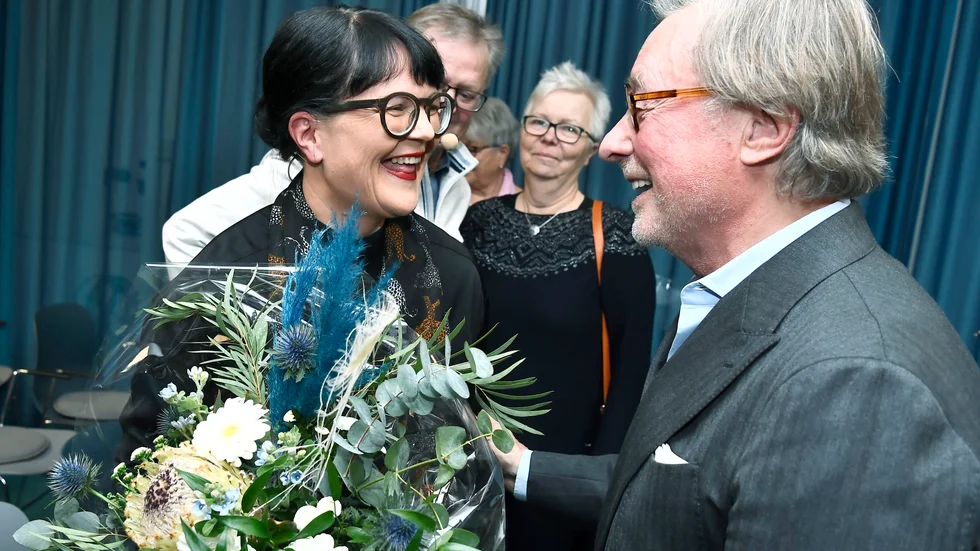 Oss sossar emellan. Nya TCO-ordföranden Therese Svanström gratuleras av en tidigare, Björn Rosengren.