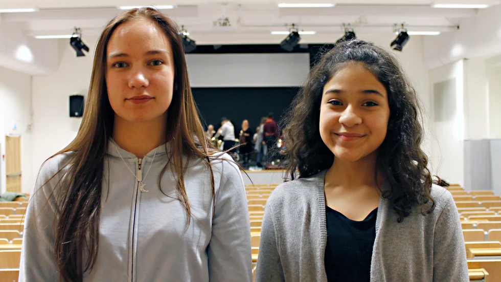 Matilda Svensson och Sahar Habib från kulturskolan fick inspiration av workshopen med Sallyswag. 