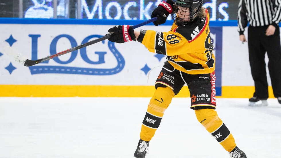 Ronja Savolainen var med och tog tre nya poäng mot HV71.
