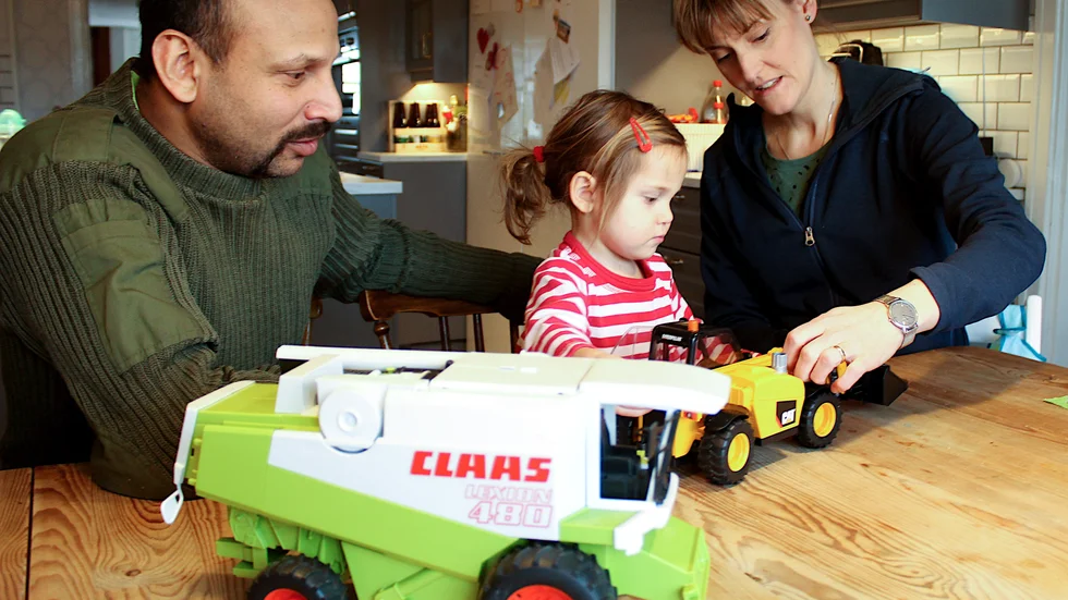 Sambon Susanne och döttrarna Iris (på bilden) och storasyster Ingrid kommer att se mer av Peter framöver. Han är också engagerad i Vinnovainitiativet Agtech 2030 som jobbar med jordbruksutveckling. Men han blir gärna provokativ föreläsare också.