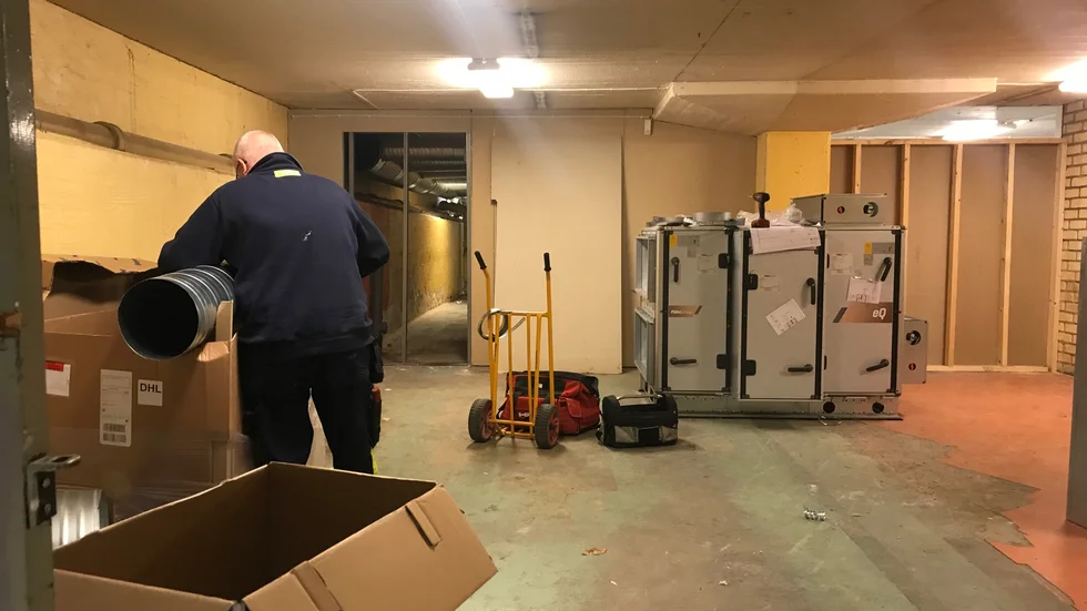 Det pågår för närvarande ett omfattande arbete i Munktellarenan, bland annat med ventilationen. Bordtennislokalen får dessutom nytt golv.