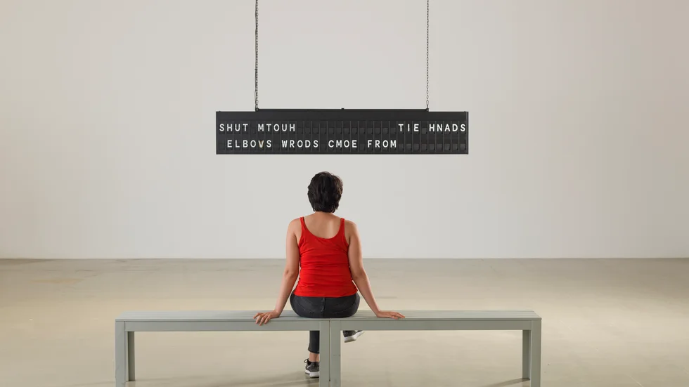 Internationellt välkända Shilpa Gupta visar filmade performanceverket "Words comes to ears". 