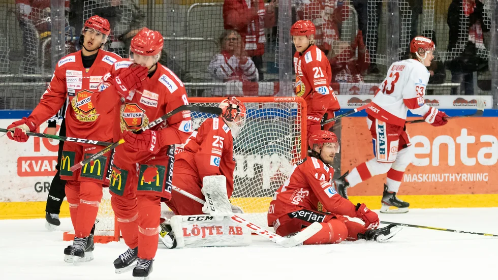 Almtuna föll ihop fullständigt i den tredje perioden mot Timrå. Gästerna gjorde åtta raka mål och vann till slut med hela 11-1.