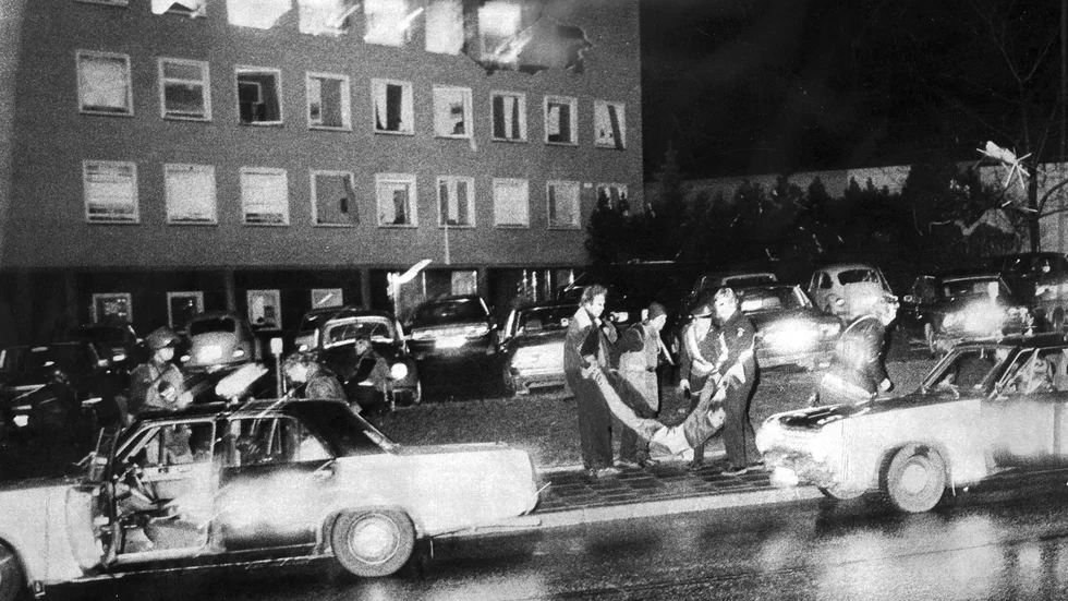 Strax före midnatt den 24 april 1975 detonerade 15 kilo trotyl på Västtyska ambassaden i Stockholm, ett drama som till slut kom att kräva fyra liv. TV.s "Rapport" sände direkt med numera Lummelundabon Magnus Lind som bildproducent, stående på Skarpögatan.