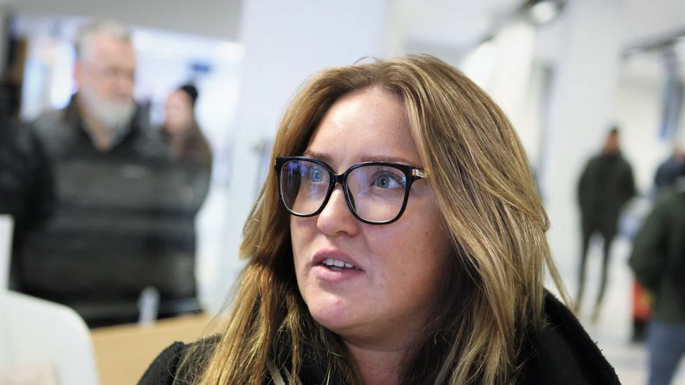 Marianne Nilsson från Brottsofferjouren på Gotland pratar med Hanna, som vi kallar henne i den här artikeln, om hur de kan gå vidare med ärendet nu.