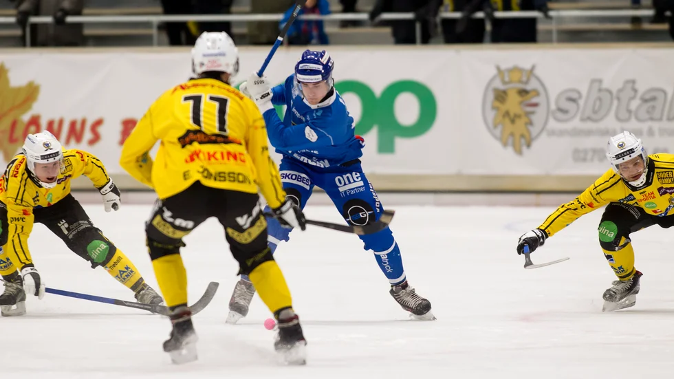 Elias GIllgren laddar för skott men det slutade med en tung kväll för IFK när de gästade Broberg.