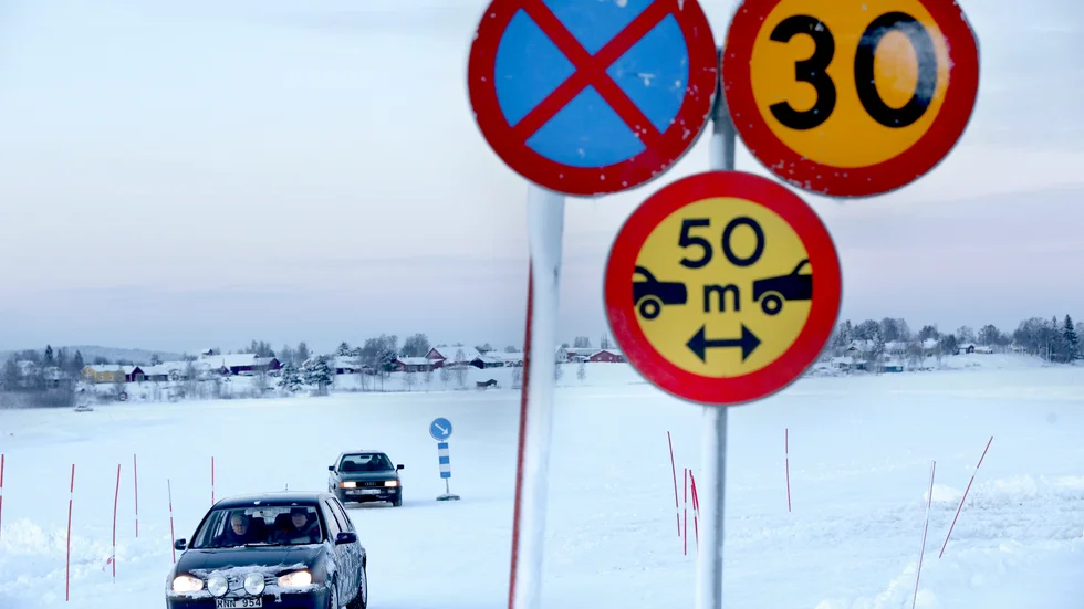 Fritt fram för att ta bilen ut i skärgården. Precis som på den här arkivbilden är högsta tillåtna hastigheter 30 kilometer i timmen. 