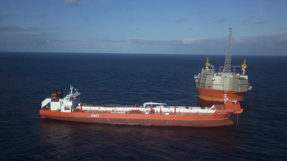 Dagens debattör ser en "global struktur med tankbåtar" framför sig. Där och i tankbilar, mackar, cisterner och i bergrum ska flytande vätgas lagras. 