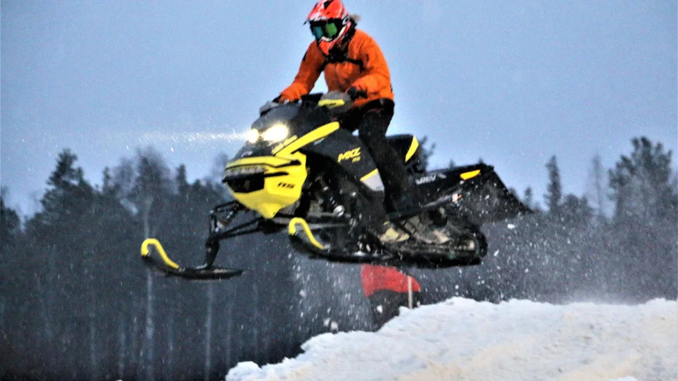 Hoppfull övning på snöskotercrossbanan.