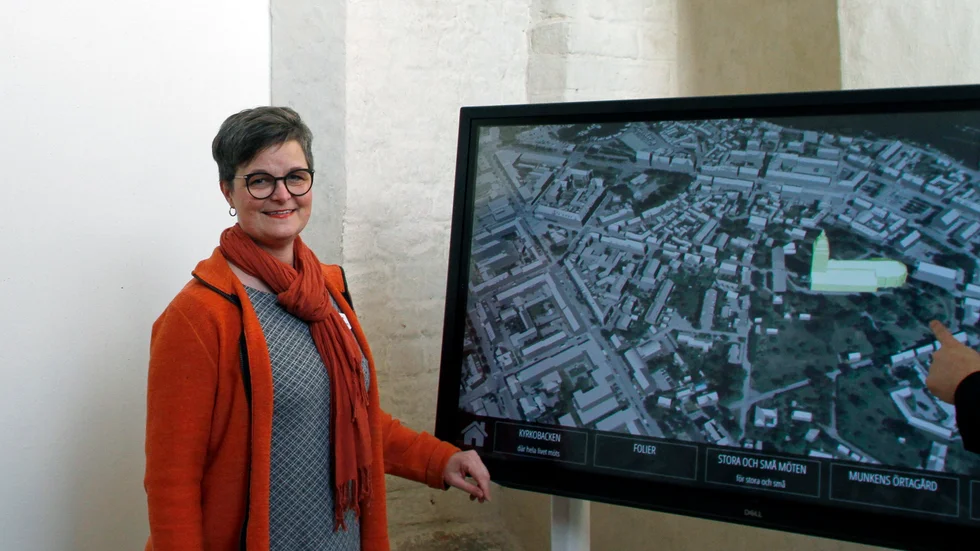 Marie Rydén Davoust, projektledare för arkitekttävlingen vars fem finalister nu presenteras i domkyrkan, bland annat via denna skärm.