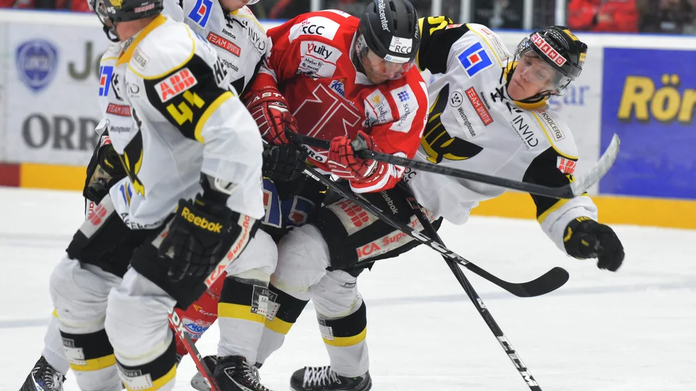 Conny Strömberg (mitten med Örebrotröja på sig) i kamp med tre västeråsspelare.