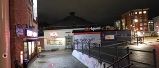Personbil i brand vid golfbana
