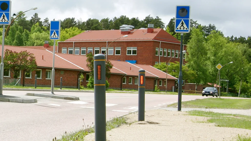 Insändarskribenten skriver med anledning av att 17 tjänster ska sparas in och hot om varsel på Djurgårdsskolan.  