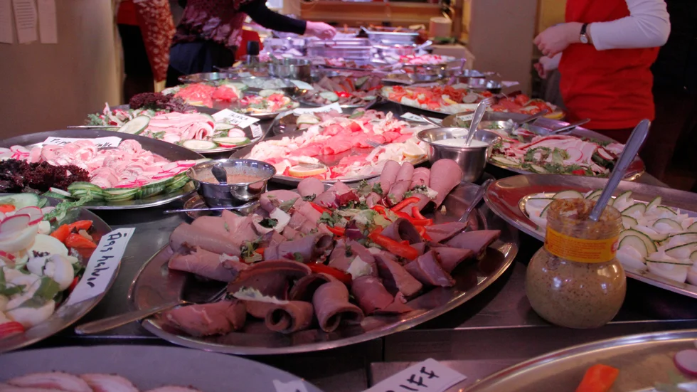 Den traditionella Julbordsbuffén är inte optimal i coronatider. Flera alternativa sätt att servera maten bland lokala restauranger gör dock att julborden kan genomföras.