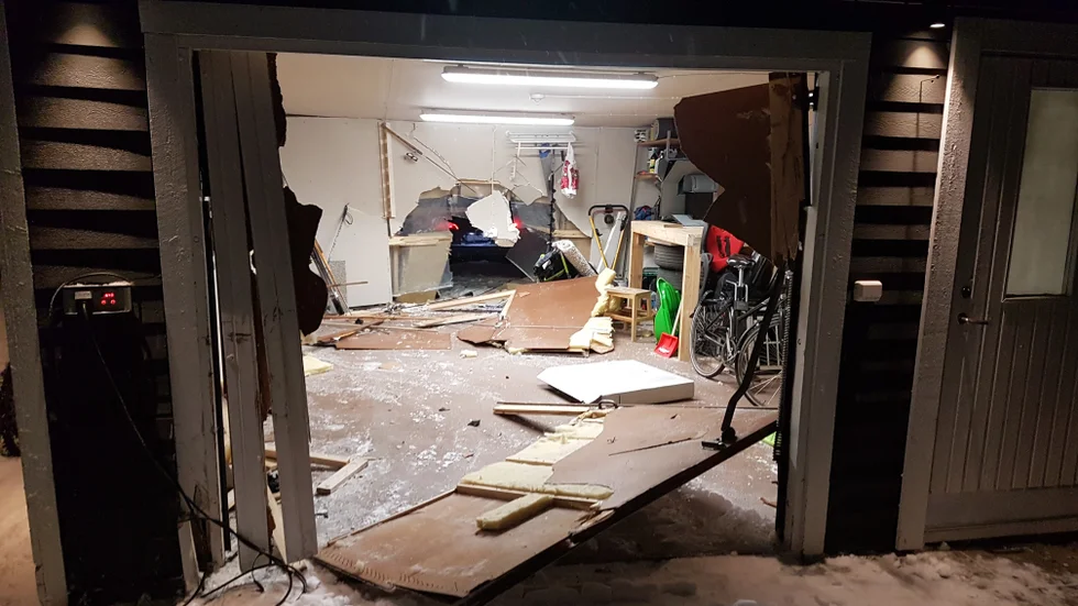 Först trodde de att garaget hade rasat, sedan såg de bilens baklyktor genom hålet i väggen.