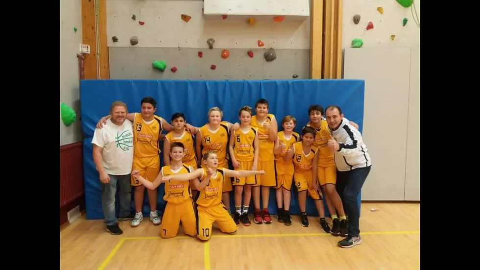 Motala baskets P13-lag vann stort mot Nyköping. Här ses spelare och ledare på träning.