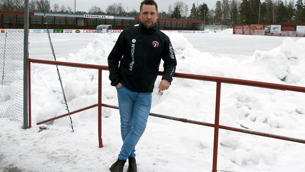 KVBS sportchef Jonas Åkerström har själv spelat lite curling och är nu initiativtagare att bandyklubben börjar med sporten.