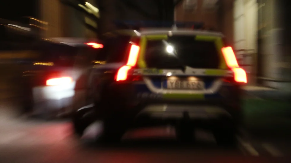 Tre män försökte under natten till måndagen sätta eld på en bil i centrala Virserum. Tilltaget avslöjades dock och de tre flydde från platsen.
