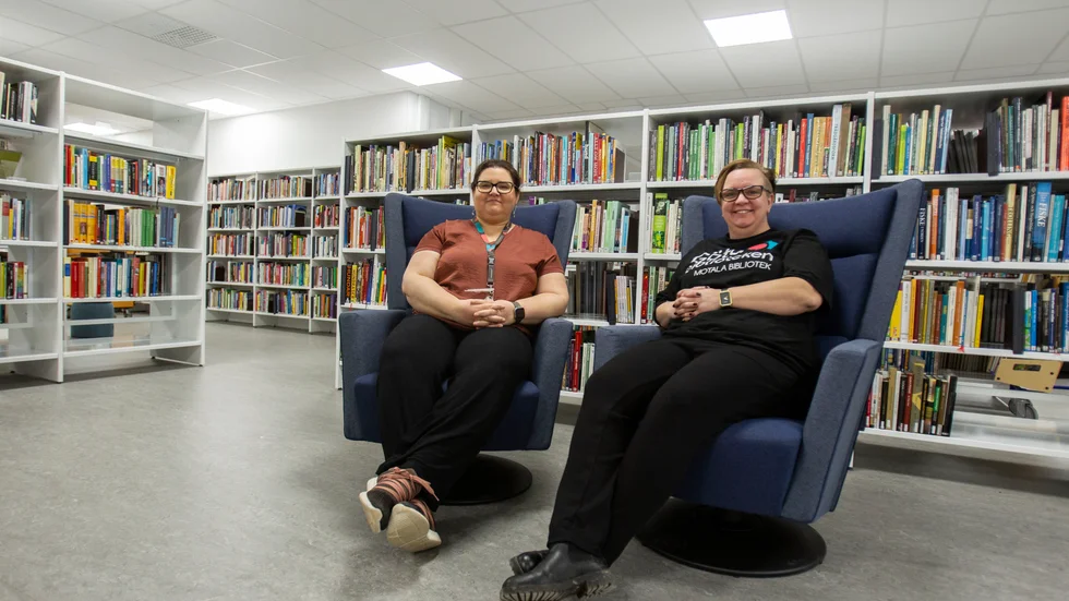 Bibliotekschef Johanna Hagelin (till vänster) och barnbibliotekarie Evelina Ottosson (till höger) är glada över det nyrenoverade biblioteket.