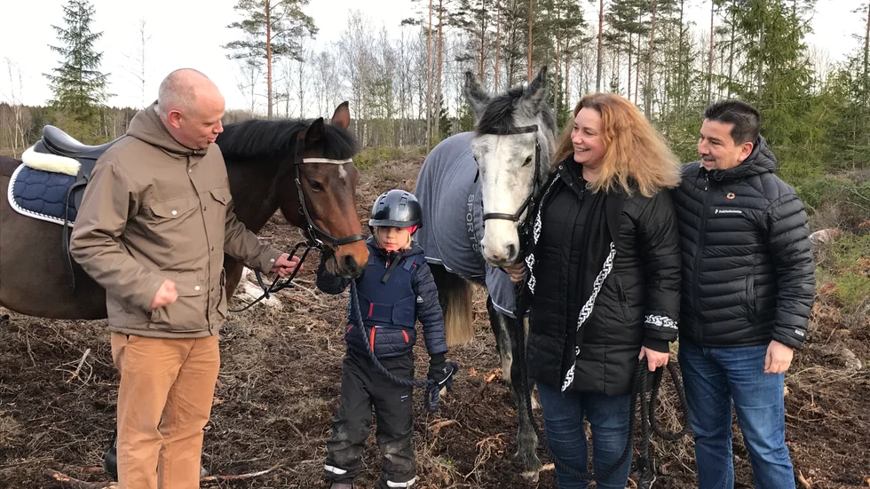 Urban Granströn (S),  Martina Hallström (C) och Marco Venegas (MP) fick sällskap av Elsa Fredrixon och hästarna Tine och Hill Fox då byggstarten av nya ridsportanläggningen firades på tisdagen.