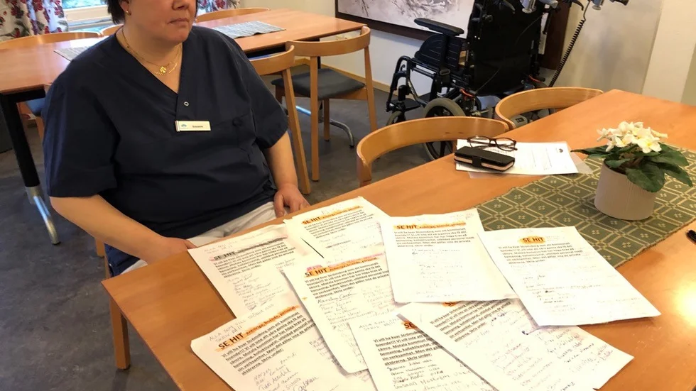 Susanne Litche samlar in de proteslistor som fylls efter beskedet att Strömsborg ska upphandlas.