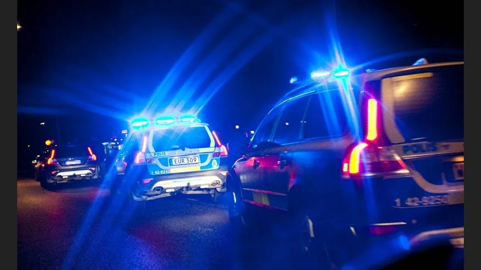Polisen hittade en skottskadad man sedan flera ringt in om skottlossning i Skäggetorp under natten.