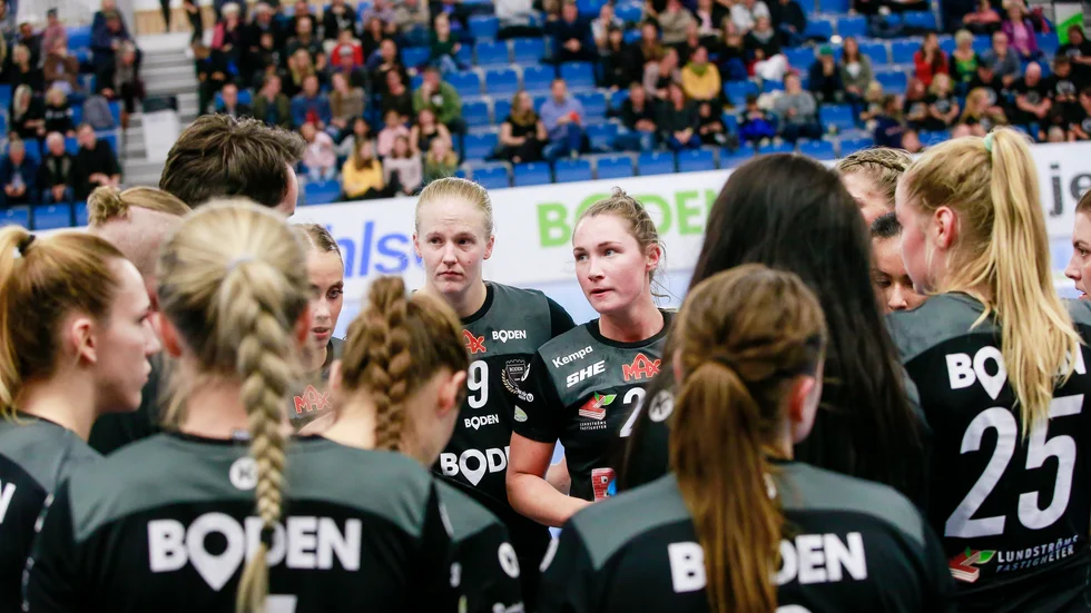 Andrea Johansson, mitten, är en av spelarna som haft sin spelarlön från Boden Handboll försenad.