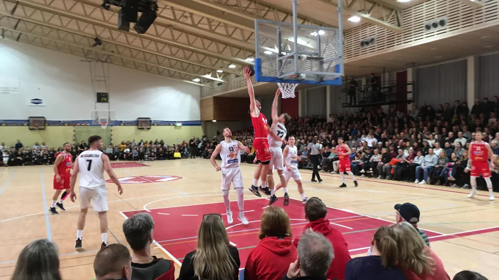 Odin Lindell går på korgen under seriefinalen mot Ockelbo i Kuxahallen i lördags. Under onsdagskvällen möts lagen i Uppsala – i en ny publikfest.