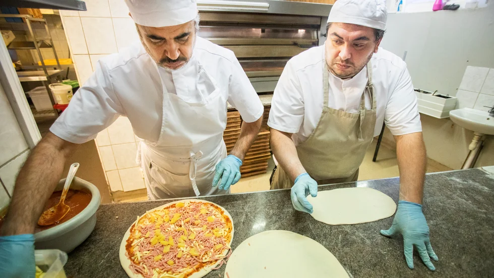 Pizzabagarna och bröderna Marvan och Feras Awad Suleyman räknar med intensiva timmar på nyårsdagen på Lilla elefanten.