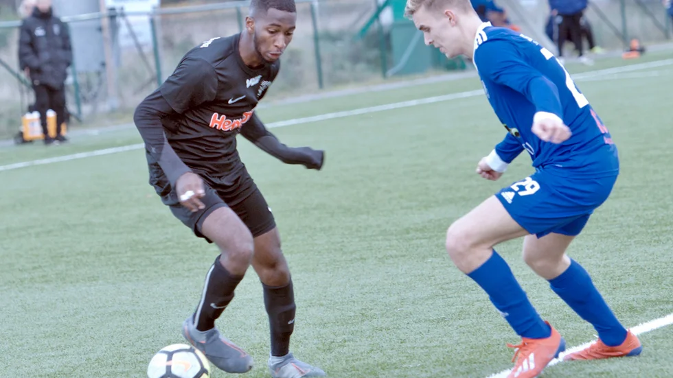 Muhamed Trawally kom in snabbt i både det svenska samhället, studierna och Trosa Vagnhärads seniorlag, som tog klivet upp till division 1. Nu hoppas alla att han får komma tillbaka från Gambia.