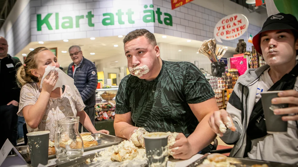 Zacharias Jebali (i mitten) åt 7,5 semlor på fem minuter, och blev med det vinnare i semmelätartävlingen. 