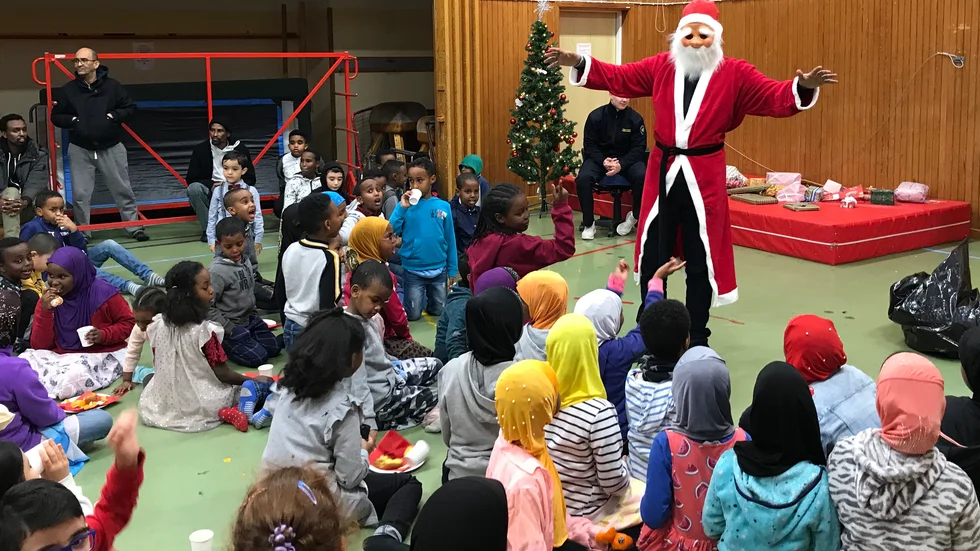 Ho-ho-ho Tomten försöker få tyst på stimmet i gymnastiksalen. 